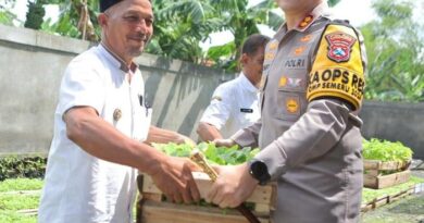 Bibit Tanaman Diserahkan Ke Kades Lamongan Demi Ketahanan Nasional
