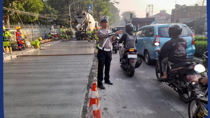 Lalin Di Pasar Induk Kramat Jati Jaktim Macet Imbas Proyek Perbaikan Jalan