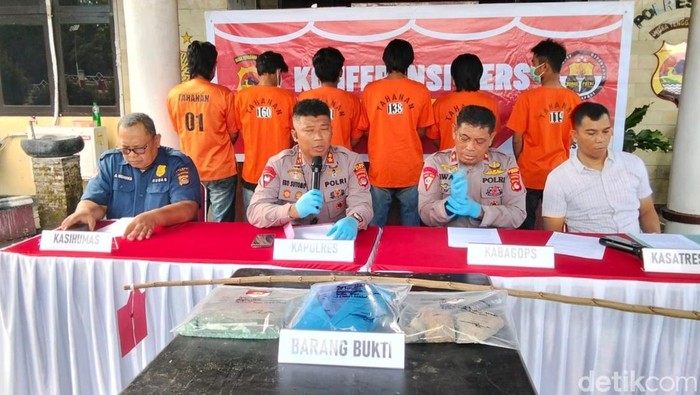 Kasus Perusakan Kendaraan Beroda Empat Dinas Di Bima Damai, Nasib 6 Mahasiswa Belum Jelas