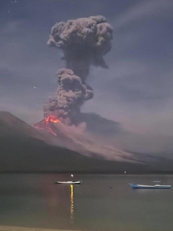 Gunung Lewotobi Meletus Lagi Malam Ini, Warga Dengar Ledakan Besar
